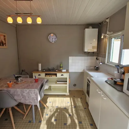 St Georges De Didonne - Agreable Petite Maison Avec Cour - 1 생죠지드디돈느